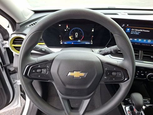 Used 2025 Chevrolet Trax LT FWD image 16