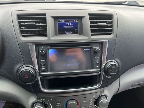 Used 2013 Toyota Highlander 4WD V6 w/ Cold Weather Pkg image 23