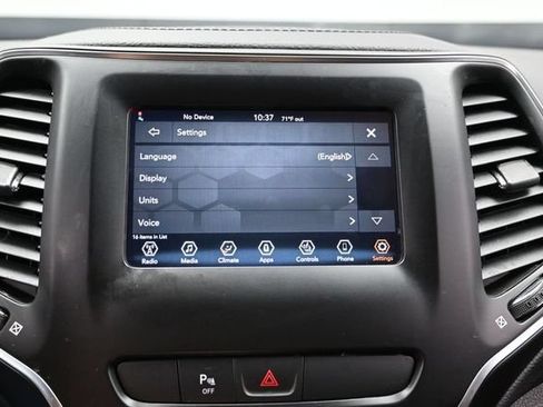 Used 2020 Jeep Cherokee Latitude Plus w/ Cold Weather Group AWD/4WD image 39