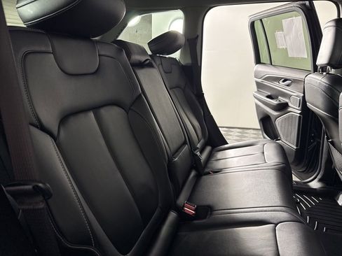 Used 2022 Jeep Grand Cherokee Limited image 37