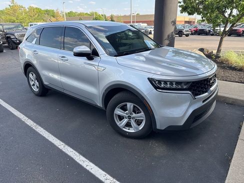 Used 2022 Kia Sorento LX FWD image 2