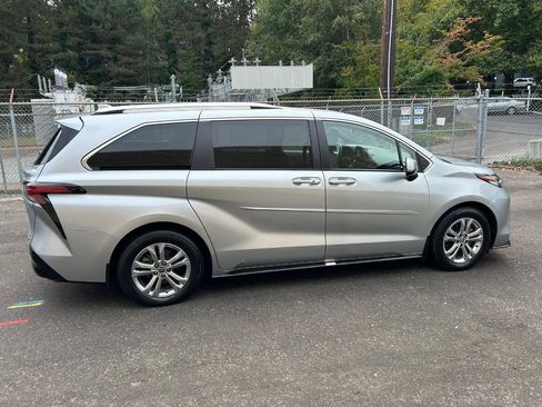 Used 2023 Toyota Sienna Platinum AWD/4WD image 4