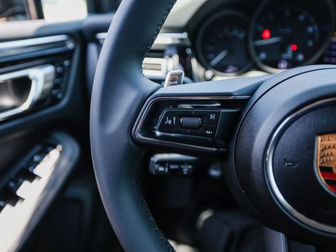 Certified 2025 Porsche Macan AWD/4WD image 17