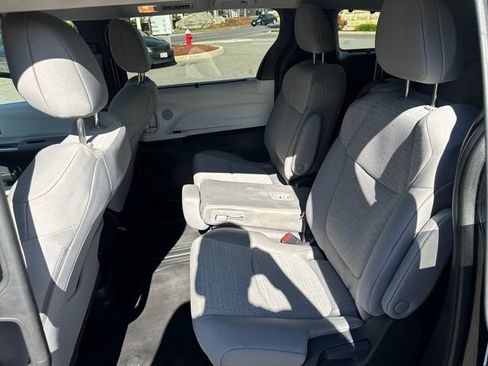 Certified 2026 Toyota Sienna LE FWD image 21
