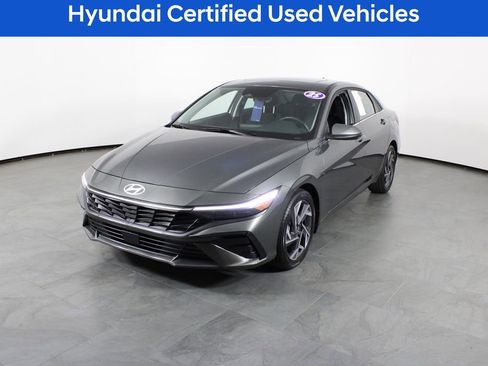 Used 2025 Hyundai Elantra SEL image 2
