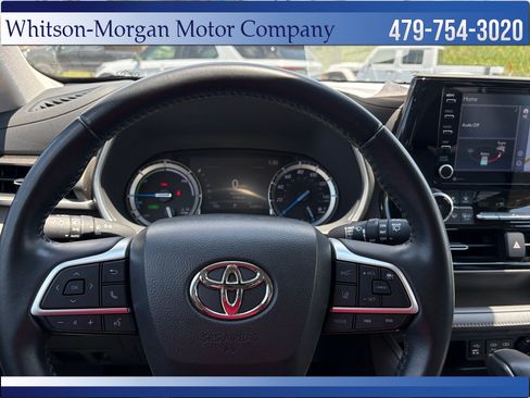 Used 2022 Toyota Highlander XLE AWD/4WD image 19