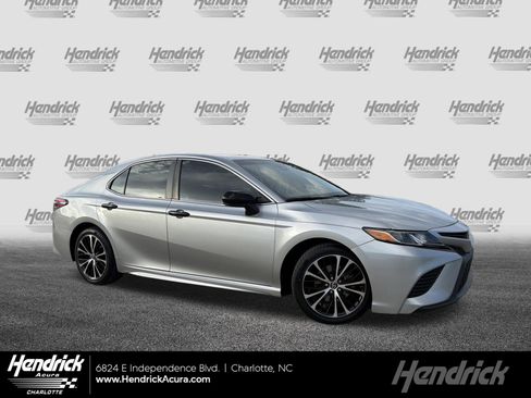 Used 2018 Toyota Camry SE w/ Moonroof Package FWD image 1