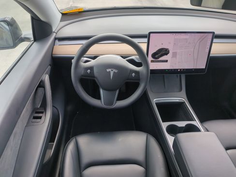 Used 2022 Tesla Model Y Long Range image 17