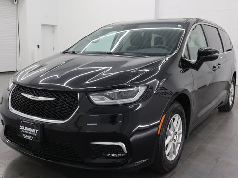 Used 2024 Chrysler Pacifica Touring-L FWD image 7