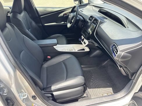 Used 2016 Toyota Prius Three Touring FWD image 29