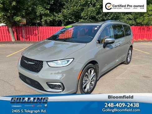 Certified 2025 Chrysler Pacifica Pinnacle w/ Trailer Tow Group AWD/4WD image 1
