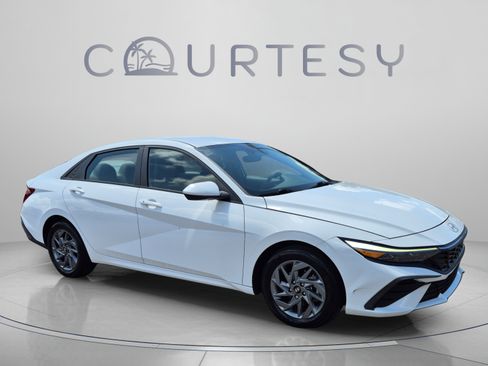 Certified 2024 Hyundai Elantra Blue FWD image 7