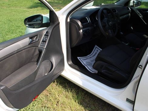 Used 2011 Volkswagen Golf 4-Door FWD image 23