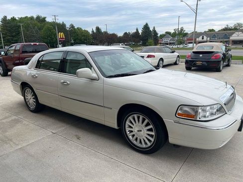 Used 2003 Lincoln Town Car Executive RWD image 8