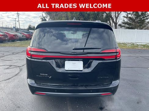 Used 2025 Chrysler Pacifica Limited image 9