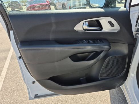 Used 2025 Chrysler Pacifica Limited FWD image 11