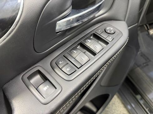 Used 2015 Chrysler Town & Country S w/ Driver Convenience Group FWD image 21