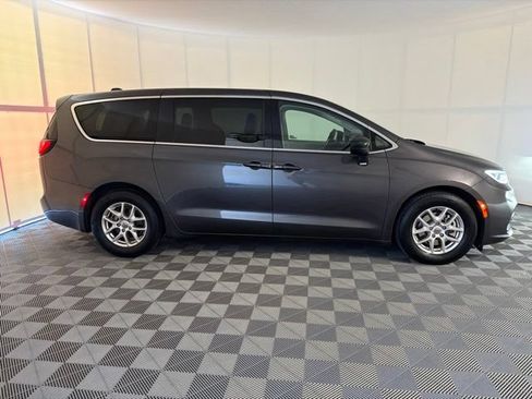 Used 2023 Chrysler Pacifica Touring-L FWD image 5