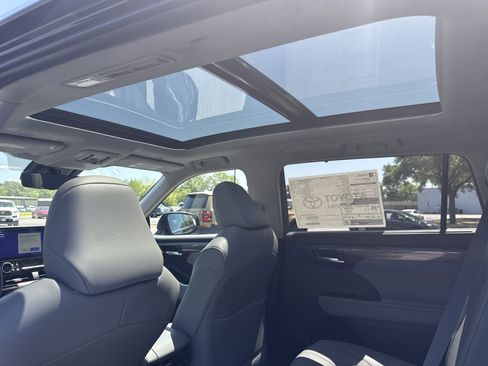 New 2026 Toyota Highlander Platinum AWD/4WD image 26