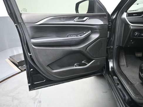 Used 2023 Jeep Grand Cherokee Altitude AWD/4WD image 12