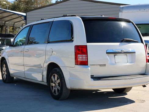 Used 2008 Chrysler Town & Country Touring image 4