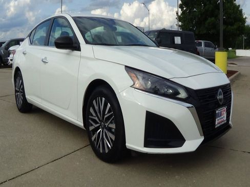 Used 2025 Nissan Altima 2.5 SV FWD image 4