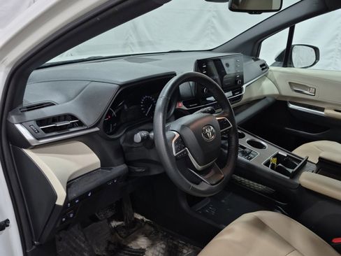 Used 2021 Toyota Sienna XLE image 11