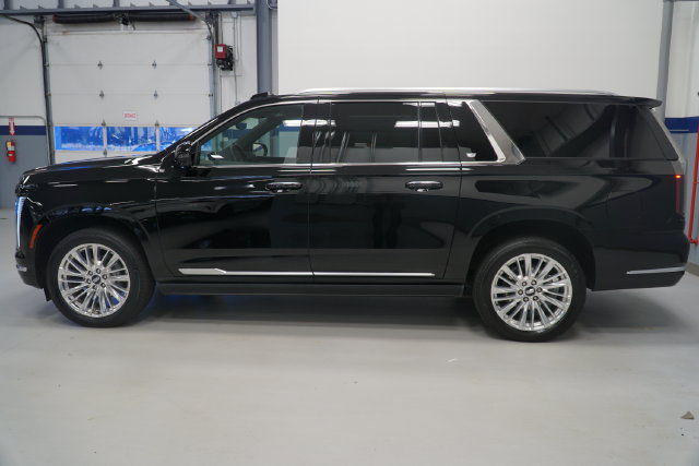 Used 2026 Cadillac Escalade ESV Luxury w/ LPO, Floor Liner Package AWD/4WD image 2