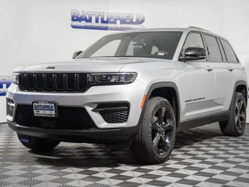 Used 2024 Jeep Grand Cherokee Altitude image 3