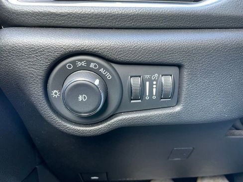 Used 2025 Chrysler Pacifica Limited FWD image 49