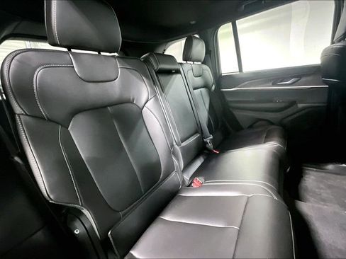 Used 2025 Jeep Grand Cherokee Limited image 38