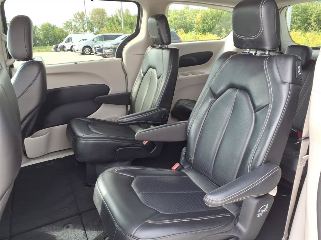 Used 2023 Chrysler Pacifica Touring-L FWD image 24