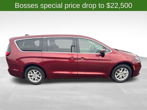 Used 2023 Chrysler Pacifica Touring-L FWD image 2