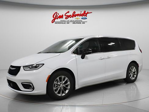 Used 2026 Chrysler Pacifica Limited FWD image 2
