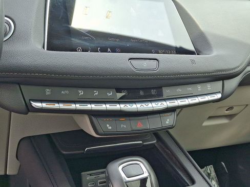 Used 2019 Cadillac XT4 Luxury w/ Cold Weather Package FWD image 16