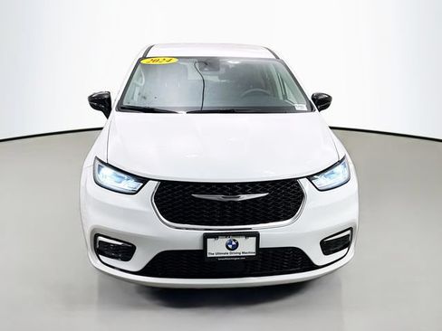 Used 2024 Chrysler Pacifica Touring-L FWD image 2
