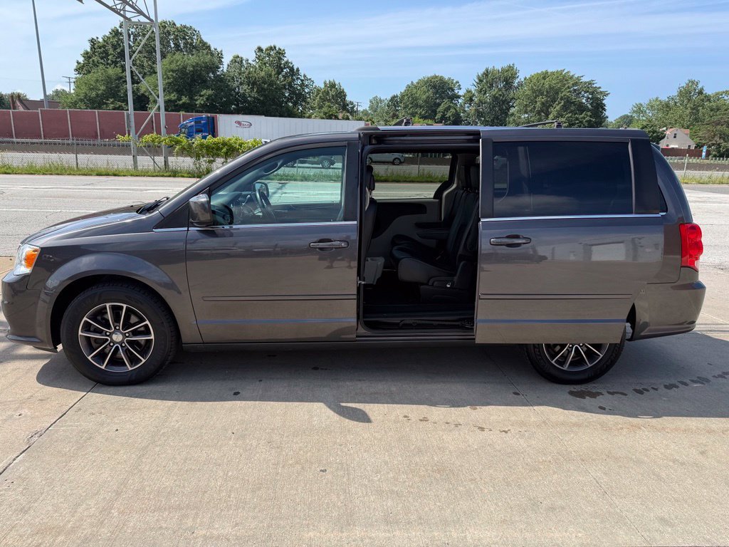 Used 2017 Dodge Grand Caravan SXT w/ Rear Park Assist Package FWD image 12