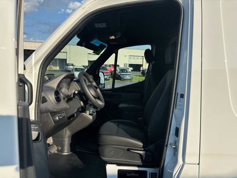 Used 2025 Mercedes-Benz Sprinter 2500 image 9