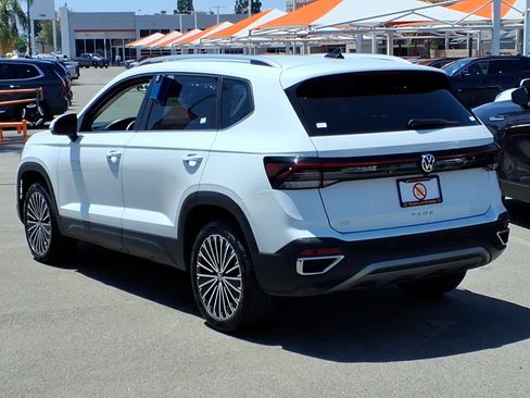 Used 2025 Volkswagen Taos SE FWD image 5