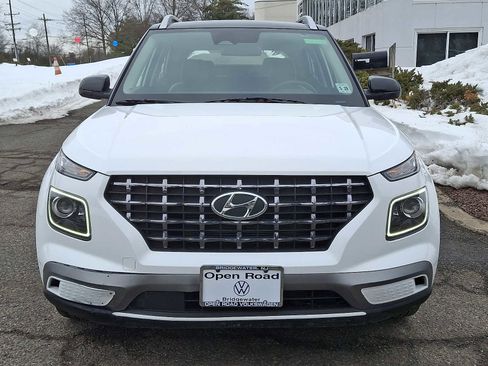 Used 2023 Hyundai Venue Limited image 2