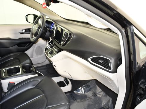 Used 2024 Chrysler Pacifica Touring-L FWD image 41
