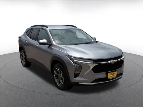 Used 2025 Chevrolet Trax LT FWD image 3