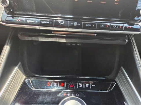 Used 2024 Jeep Wagoneer Series II w/ Flexible Seating Group RWD image 25