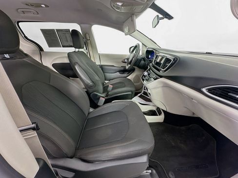 Used 2018 Chrysler Pacifica LX FWD image 32