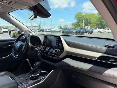 Used 2022 Toyota Highlander Limited AWD/4WD image 19