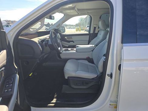 Used 2025 Ford Expedition Platinum w/ Driver's Package image 6