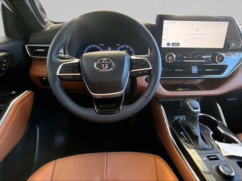 Used 2026 Toyota Highlander Platinum image 8