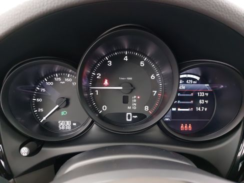 Used 2025 Porsche Macan image 21