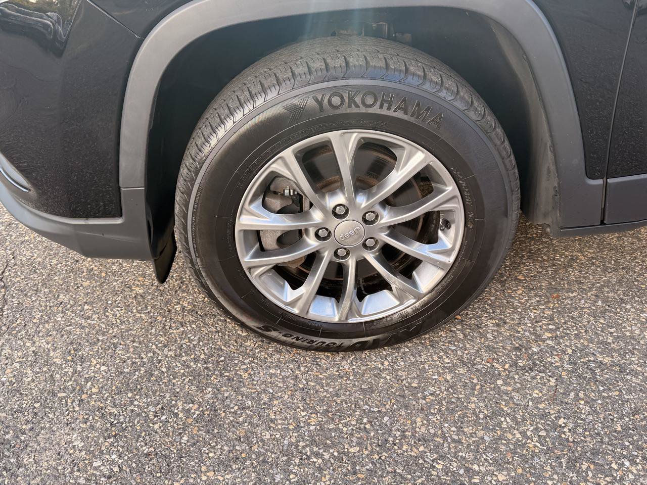 Used 2019 Jeep Cherokee Latitude Plus AWD/4WD image 11