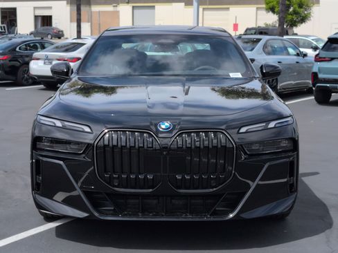 New 2026 BMW 750e xDrive w/ Premium Package image 3